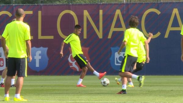 Neymar aplica caneta em Sandro Mart&iacute;nez durante treino.(Imagem:Reprodu&ccedil;&atilde;o)