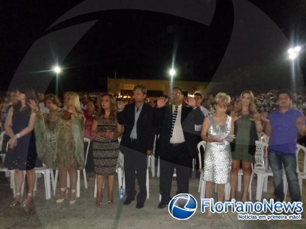 Prefeito Gilberto J&uacute;nior concedeu honraria a professora Rubenita Ferreira.(Imagem:FlorianoNews)