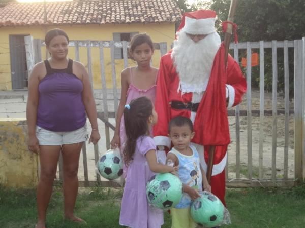 Papai Noel entrega brinquedos e cestas b&aacute;sicas em Floriano. (Imagem:FlorianoNews)