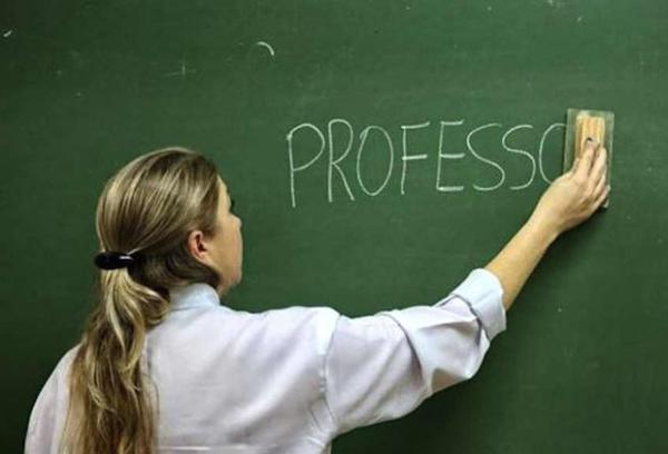 Professores da rede pública ganham, em média, R$ 3,3 mil ao mês.(Imagem:Divulgação)