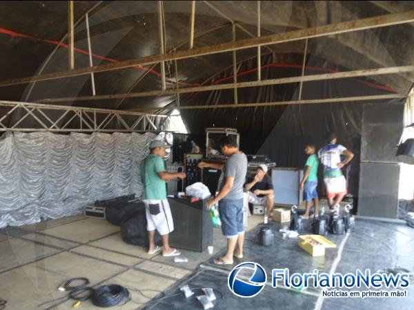 Palco para festa de anivers&aacute;rio do Programa Comando Geral j&aacute; est&aacute; sendo montado.(Imagem:FlorianoNews)