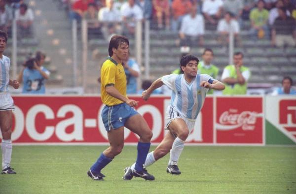 Dunga e Maradona: na Copa da It&aacute;lia, em 1990, os hermanos terminaram vitoriosos.(Imagem:Anibal Philot / Ag&ecirc;ncia O GLOBO)