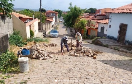 Infraestrutura intensifica tapa-buracos e reconstrução de calçamento em bairros de Floriano