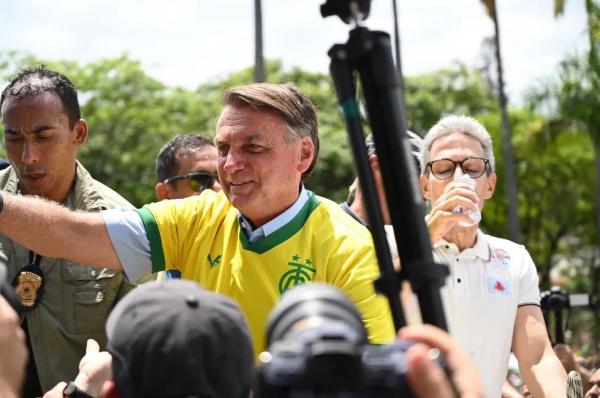Bolsonaro faz campanha em Minas Gerais na véspera do segundo turno das eleições