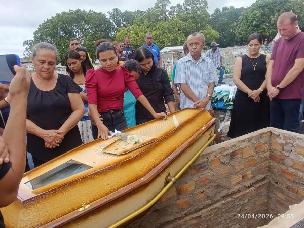 Corpo do repórter Joilson Leandro é sepultado em Floriano sob homenagens de familiares, amigos e colegas(Imagem:FlorianoNews)
