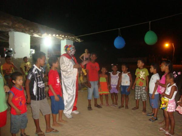 Palha&ccedil;o Carrapeta faz a alegria da crian&ccedil;ada. (Imagem:FlorianoNews)