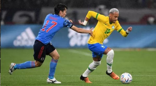 Tanaka e Neymar em Jap&atilde;o x Brasil.(Imagem:Masashi Hara/Getty Images)