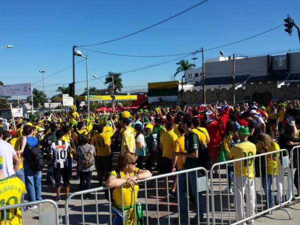 Filas come&ccedil;am a se formar no Mineir&atilde;o pouco antes de os port&otilde;es serem abertos.(Imagem:L&eacute;o Simonini)