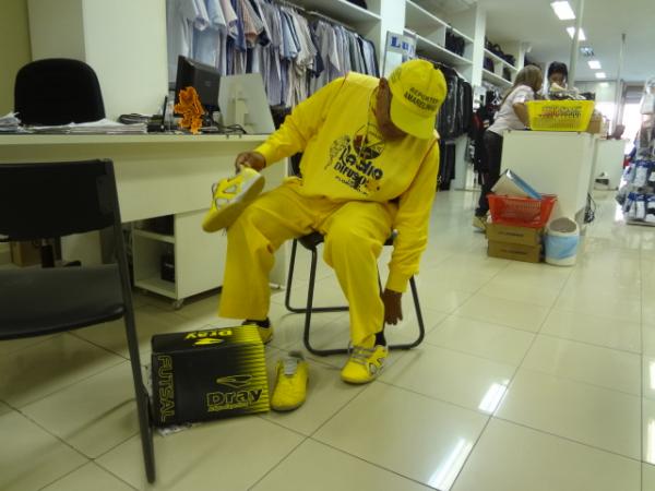 Rep&oacute;rter Amarelinho &eacute; presenteado com t&ecirc;nis amarelo.(Imagem:FlorianoNews)