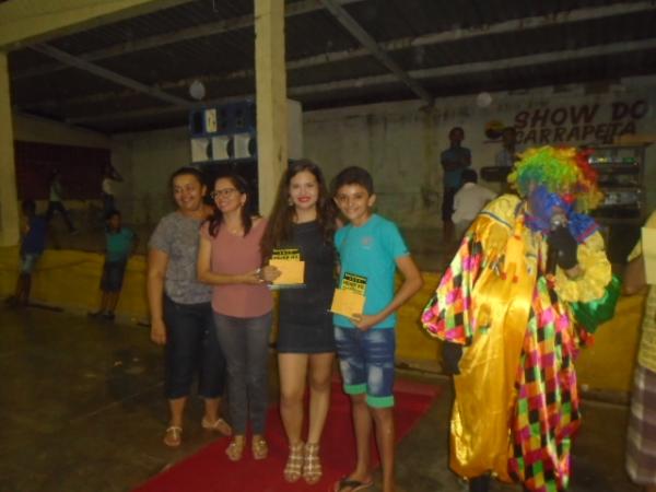 P&uacute;blico infantil lota gin&aacute;sio para prestigiar Show do Carrapeta em Bar&atilde;o de Graja&uacute;.(Imagem:FlorianoNews)