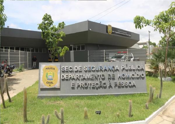 Mulher é morta com um tiro na cabeça durante tiroteio na casa do vizinho