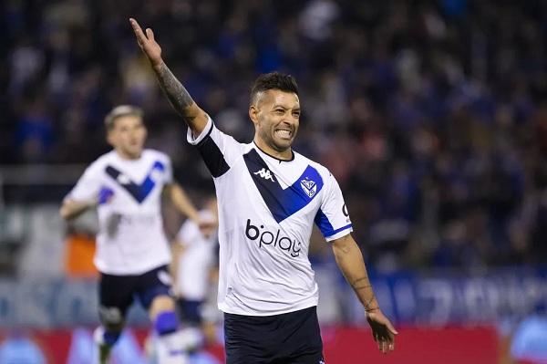  Janson comemora gol sobre o River Plate.(Imagem:Divulga&ccedil;&atilde;o/V&eacute;lez Sarsfield )