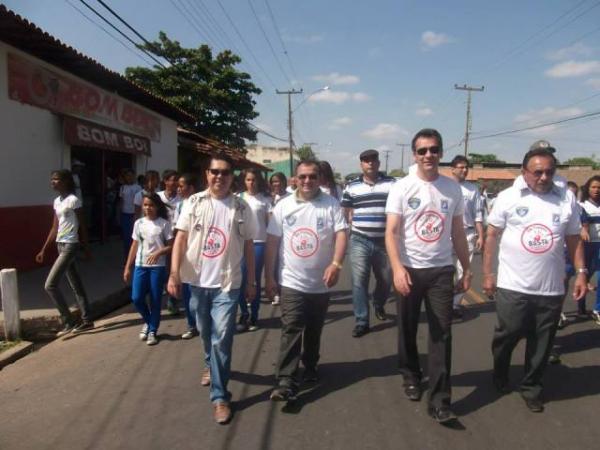 Prefeito Gilberto Junior participa do encerramento da Semana do Tr&acirc;nsito.(Imagem:Marcelo Roxo)