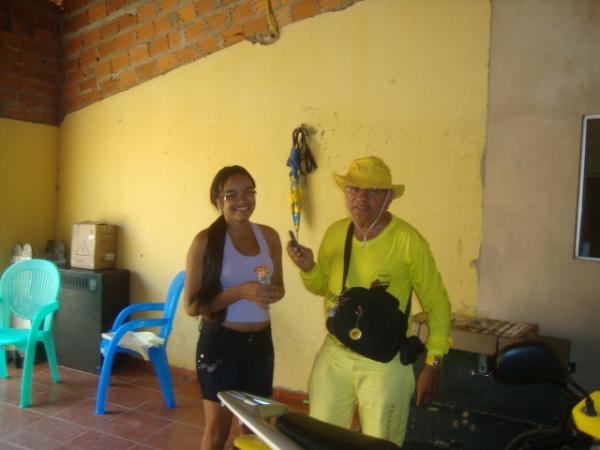 Entregando Presentes(Imagem:reda&ccedil;ao)