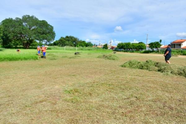 Parceria entre Infraestrutura e Esportes de Floriano começam limpeza nos campos de várzea da cidade(Imagem:Secom)