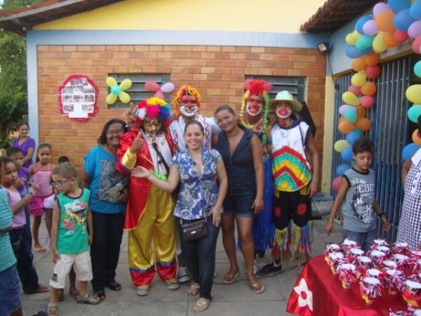 Com a equipe que organizou a festa das crian&ccedil;as na casa da amizade(Imagem:reda&ccedil;&atilde;o)