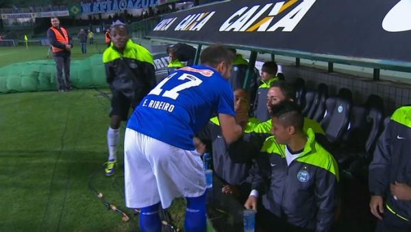 &Eacute;verton Ribeiro fez quest&atilde;o de cumprimentar antigos companheiros antes da partida.(Imagem:Reprodu&ccedil;&atilde;o / Sportv)