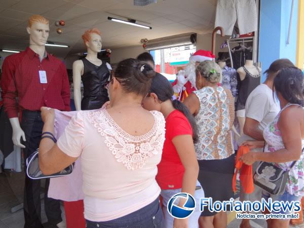 Consumidores aproveitaram o sald&atilde;o de Natal na loja Lar Paraty.(Imagem:FlorianoNews)