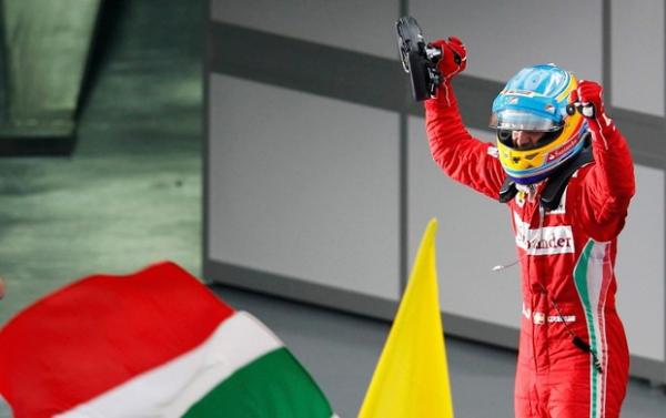 Alonso celebra improv&aacute;vel vit&oacute;ria em Sepang.(Imagem:Reuters)