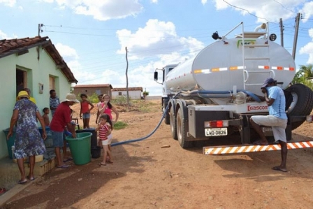 Defesa Civil reforça abastecimento hídrico com abertura de poços e revitalização de fonte