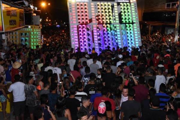 Foliões se divertem com arrastão de paredões em Floriano.(Imagem:SECOM)