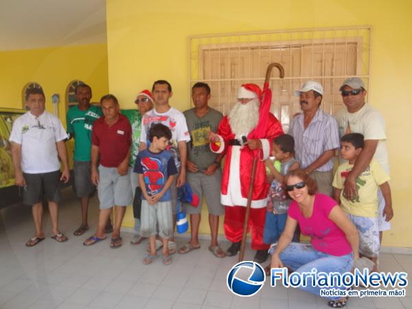 Papai Noel distribuiu bombons e abraços, fazendo a alegria das crianças em Floriano
