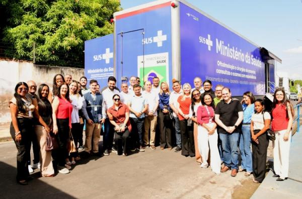 Gestores da região visitam serviços da Carreta da Oftalmologia em Floriano.(Imagem:Secom)