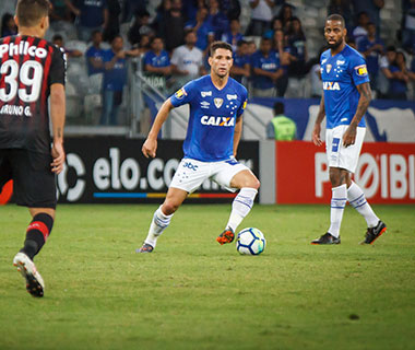 Cruzeiro vira contra o Atlético-PR e sobe na tabela do Brasileirão