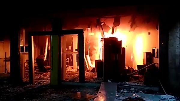 Criminosos assaltam e ateiam fogo a agência bancária em Mesquita, no RJ