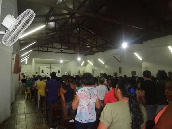 Fiéis participam da penúltima noite do festejo de São José Operário.(Imagem:FlorianoNews)