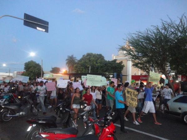 Manifestação chega ao centro de Floriano.(Imagem:FlorianoNews)