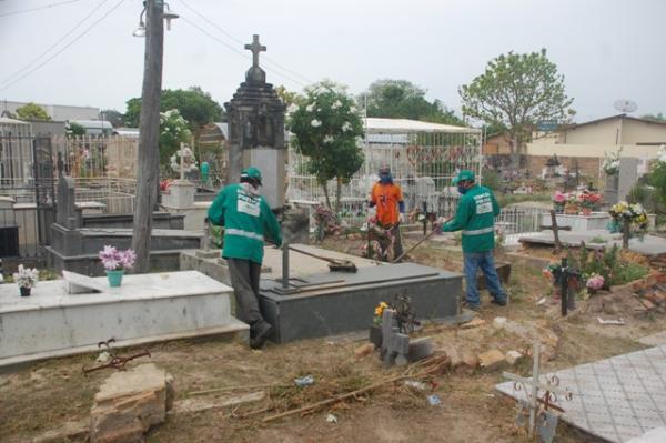 Prefeitura de Floriano recupera cemit&eacute;rios para o Dia dos Finados.(Imagem:Waldemir Miranda)