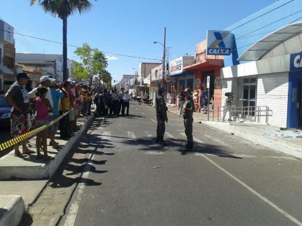 Avenida em frente ao banco foi isolada pela pol&iacute;cia para realiza&ccedil;&atilde;o da per&iacute;cia.(Imagem:Helder Vilela/ TV Clube)
