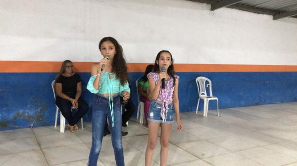 Clara Valentina e Gabriela, representantes da Unidade Escolar Pedro Ferreira G&oacute;es.(Imagem:FlorianoNews)