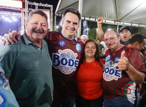 Ciro recebe carinho de eleitores em Batalha, que destacam sua liderança em todas as pesquisas.(Imagem:Ascom)