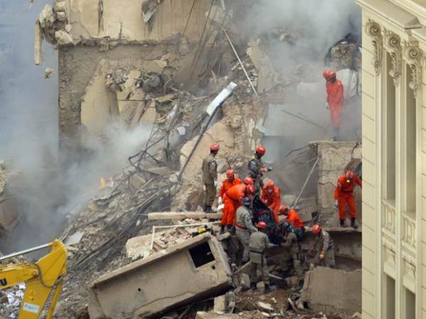 Bombeiros resgatam corpos em local de desabamento no Rio