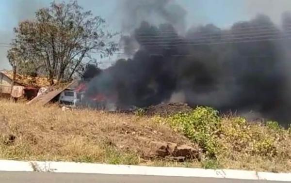 Inc&ecirc;ndio em terreno assusta moradores do bairro Samba&iacute;ba Velha.(Imagem:FlorianoNews)