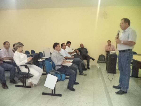 Presidente da Eletrobras PI participa de reunião em Floriano