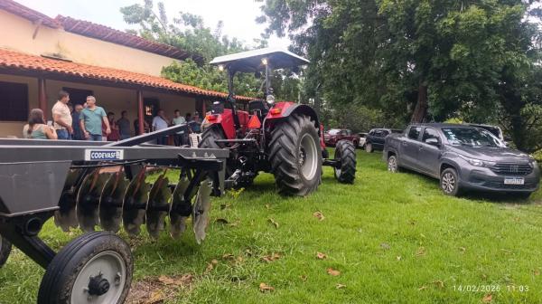 Deputado Dr. Francisco Costa entrega trator a produtores de leite na zona rural de Floriano(Imagem:FlorianoNews)