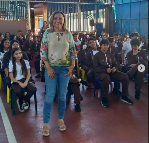 Evelyne Carvalho, psic&oacute;loga e tamb&eacute;m m&atilde;e da escola.(Imagem:Reprodu&ccedil;&atilde;o/Instagram)