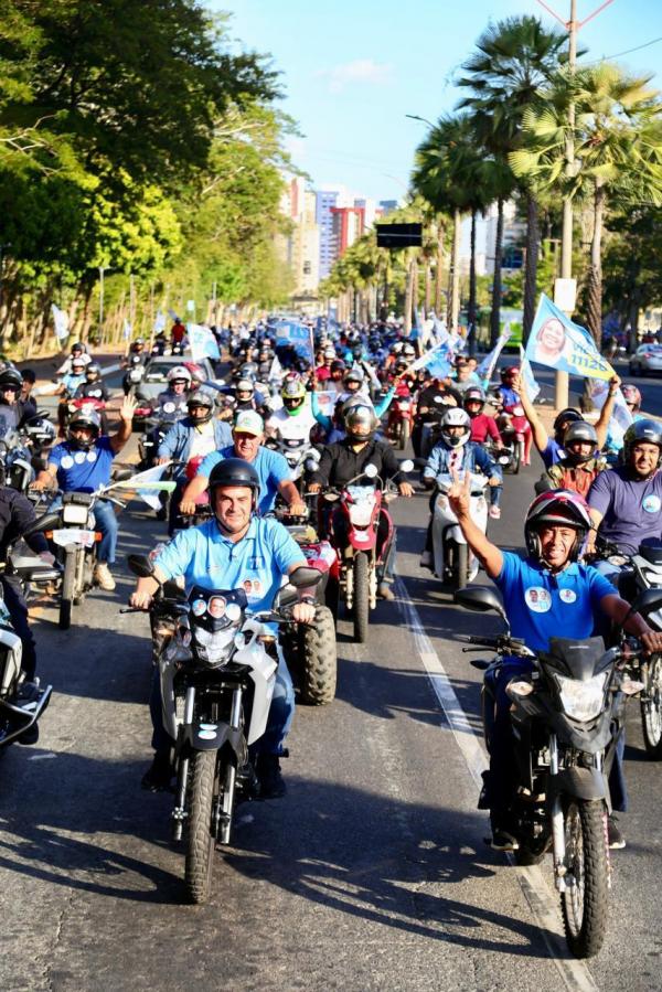 Joel, Jeová e Ciro recebem o carinho de populares em motociata pela zona Norte de Teresina(Imagem:Ascom)