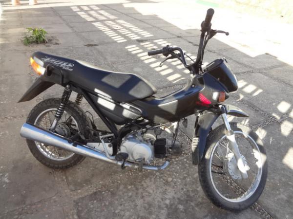 Pol&iacute;cia Militar de Floriano encontra moto roubada em matagal.(Imagem:FlorianoNews)