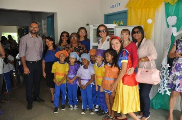 Escolas de Floriano recebem geladeiras liter&aacute;rias do projeto Fome de Leitura.(Imagem:SECOM)