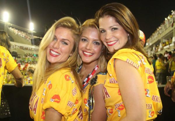 Na companhia das amigas, a atriz curtiu o segundo dia de Carnaval no Rio ap&oacute;s pol&ecirc;mica envolvendo Thiago Rodrigues e Cristiane Dias.(Imagem:Cleomir Tavares / Divulga&ccedil;&atilde;o)