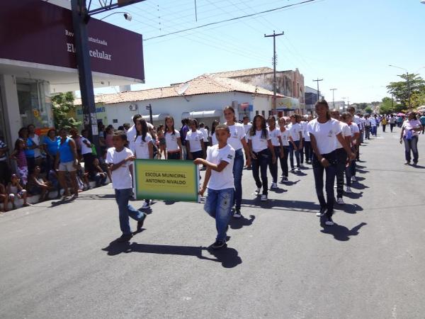 Floriano comemorou o Dia da P&aacute;tria com desfile c&iacute;vico.(Imagem:FlorianoNews)
