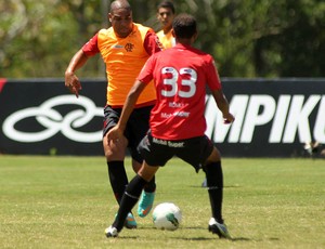 Adriano disputa rachão, e Dorival barra Ibson em treino tático