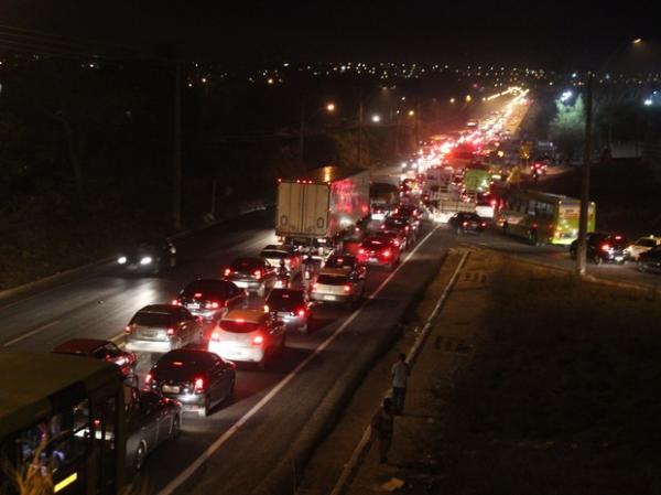 Tr&acirc;nsito ficou completamente congestionado.(Imagem:Ellyo Teixeira/G1)