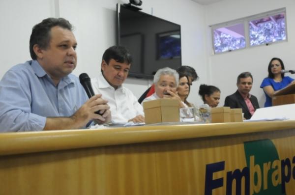 Florentino Neto falou que a presen&ccedil;a dos gestores estaduais e federais foi muito importante para definir os novos rumos das das obras dos Tabuleiros.(Imagem:Francisco Leal)