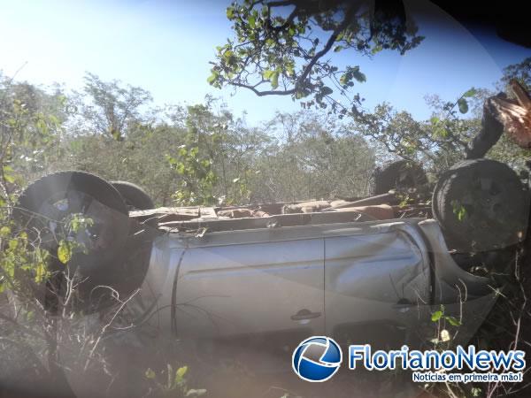 Buraco na pista provoca grave acidente na BR-343.(Imagem:FlorianoNews)