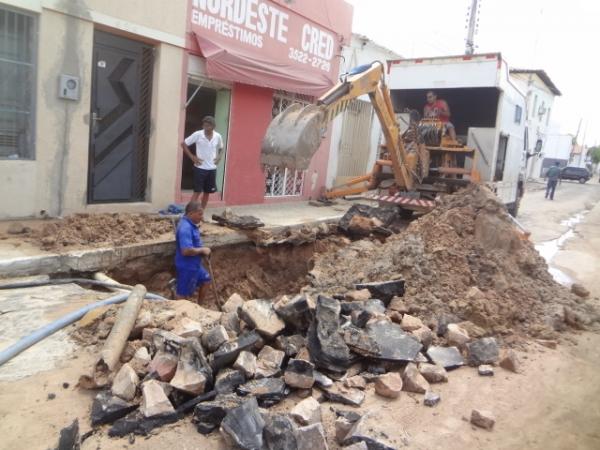 Obras n&atilde;o conclu&iacute;das pela Agespisa causam transtornos &agrave; popula&ccedil;&atilde;o florianense.(Imagem:FlorianoNews)